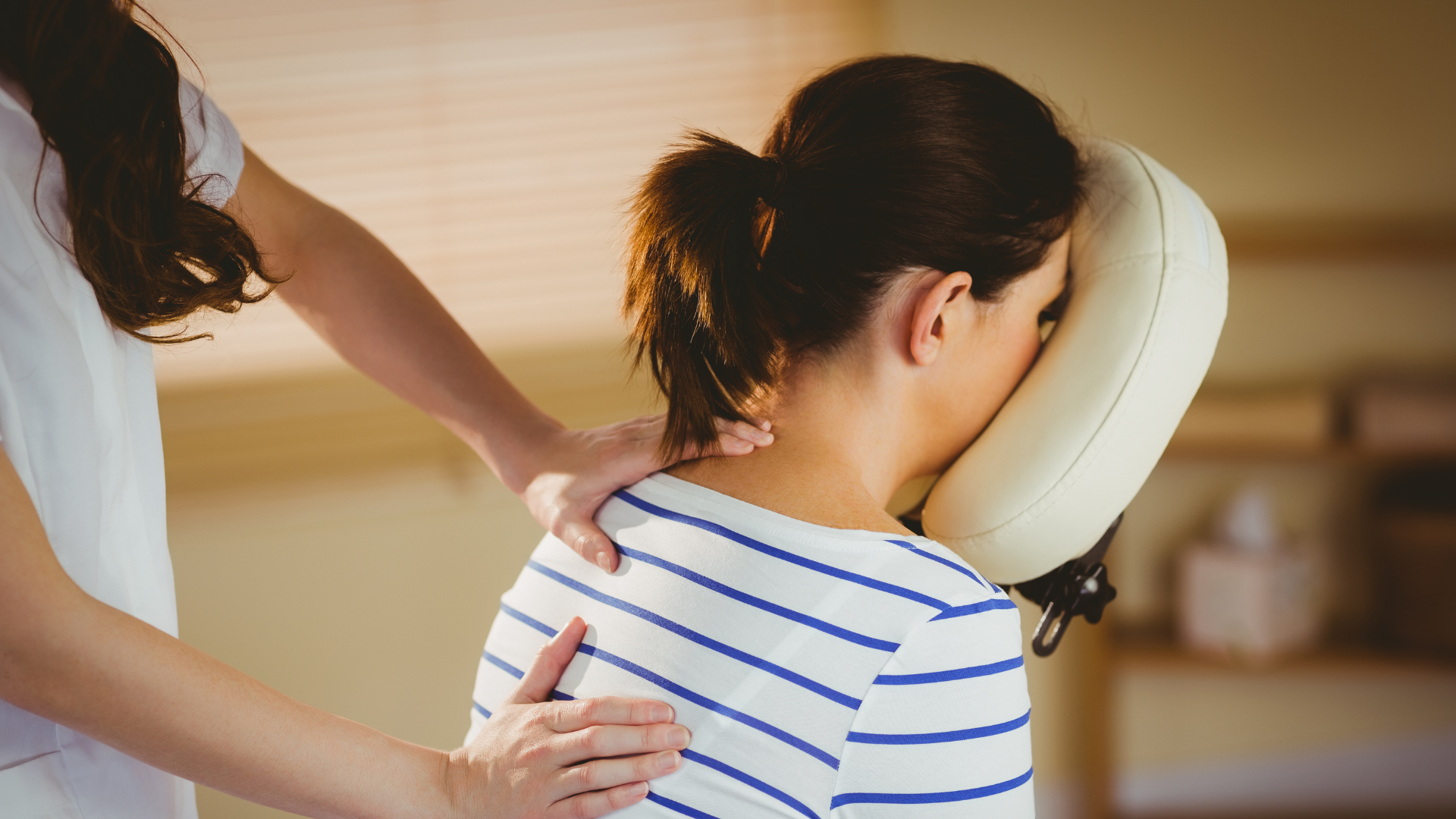Collaborateur recevant un massage assis sur une chaise ergonomique